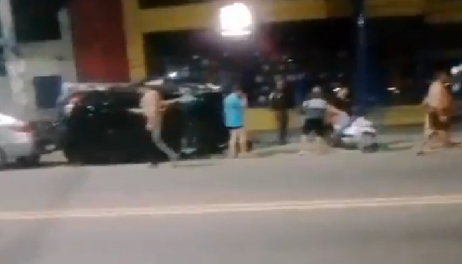 Vídeo: Homem fica ferido em grave acidente entre moto e carro dirigido por idoso na Cachoeirinha