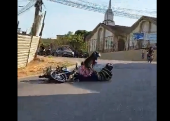 Vídeo: Morador reclama de óleo derramado em pista no Grande Vitória e flagra queda de motoqueiro