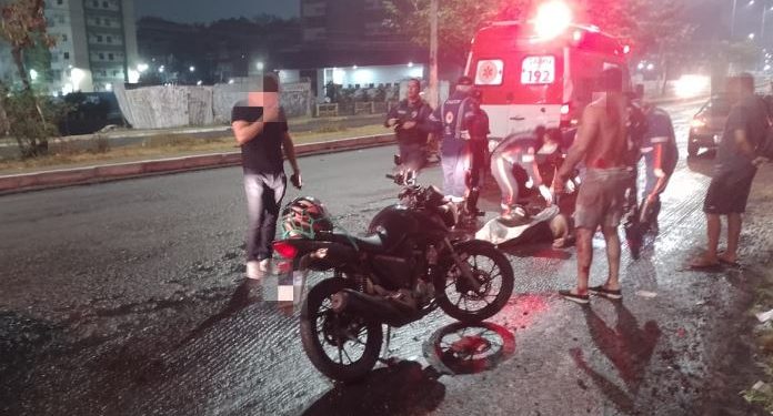 Motociclista por app morre e passageiro fica ferido em acidente na Constantino Nery