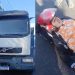 Vídeos: motoqueira escorrega em óleo derramado por caminhão, cai e quase perde o pé em Manaus