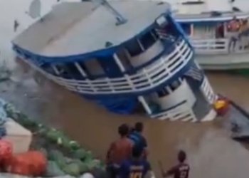 Desespero: Passageiros gritam ao verem embarcação naufragando em Novo Aripuanã; veja