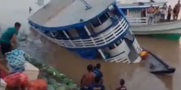 Desespero: Passageiros gritam ao verem embarcação naufragando em Novo Aripuanã; veja