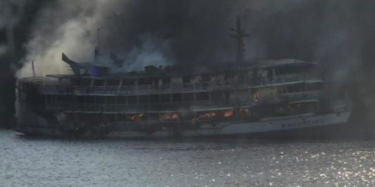 Mais um corpo é encontrado e número de mortos em explosão de barco sobe para cinco no Amazonas