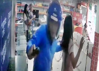 Vídeo: criminosos fazem mulher de escudo humano e tentam roubar dinheiro de banco no Amazonas