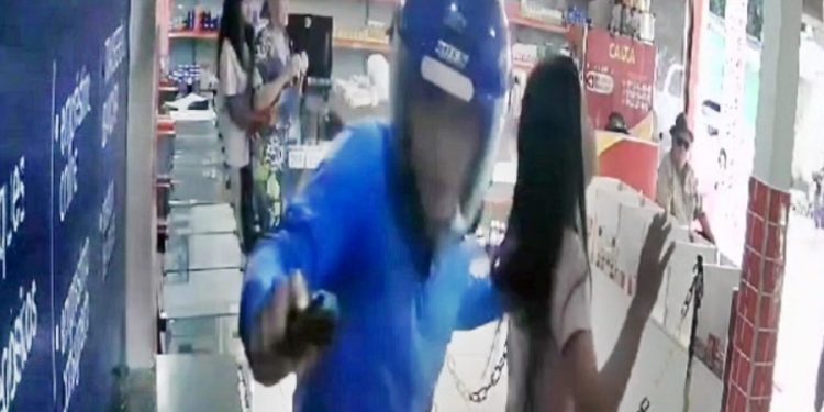 Vídeo: criminosos fazem mulher de escudo humano e tentam roubar dinheiro de banco no Amazonas