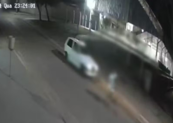 Vídeo: Câmera grava jovem sendo perseguido por carro e executado a tiros andando de bicicleta
