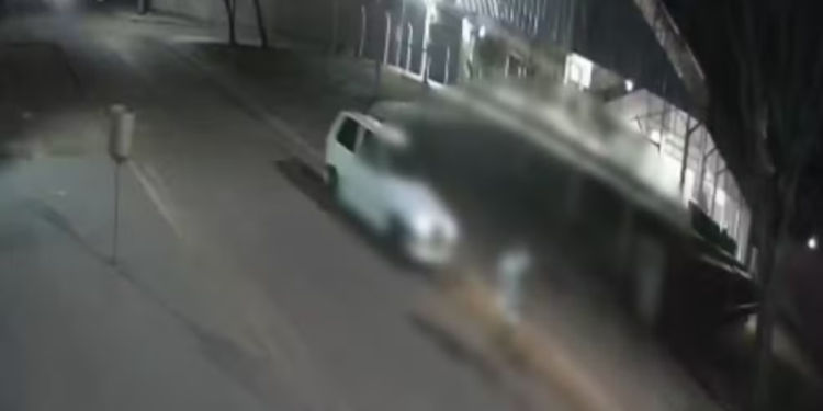 Vídeo: Câmera grava jovem sendo perseguido por carro e executado a tiros andando de bicicleta
