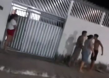 Vídeo: Drogado que bateu na própria mãe leva ‘sacode’ de criminosos: ‘Isso é pra tu aprender’; veja