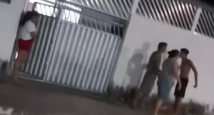 Vídeo: Drogado que bateu na própria mãe leva ‘sacode’ de criminosos: ‘Isso é pra tu aprender’; veja