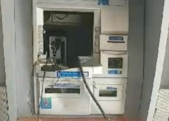Vídeo: criminosos quebram caixa eletrônico para arrancar dinheiro no Japiim