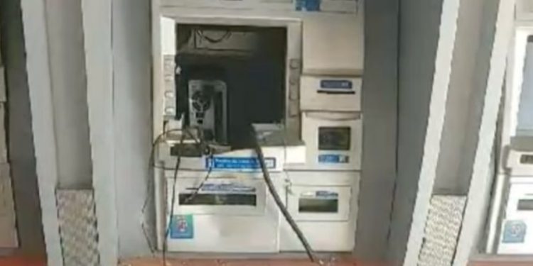 Vídeo: criminosos quebram caixa eletrônico para arrancar dinheiro no Japiim