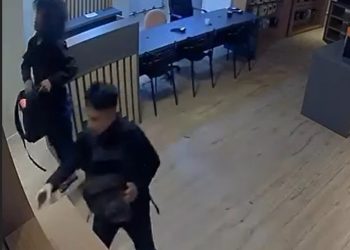 Vídeo: bandidos arrombam loja de celular em Manaus, mas se enganam e só levam caixas vazias