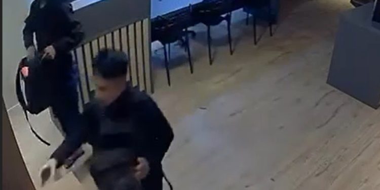 Vídeo: bandidos arrombam loja de celular em Manaus, mas se enganam e só levam caixas vazias