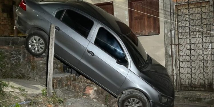 Homem passa mal e despenca com o carro em barranco na Zona Leste de Manaus