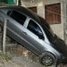 Homem passa mal e despenca com o carro em barranco na Zona Leste de Manaus
