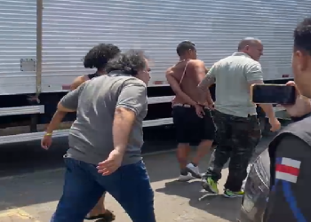 Vídeo: Macharada exagera no ‘love’ dentro de ônibus em Manaus e polícia é chamada