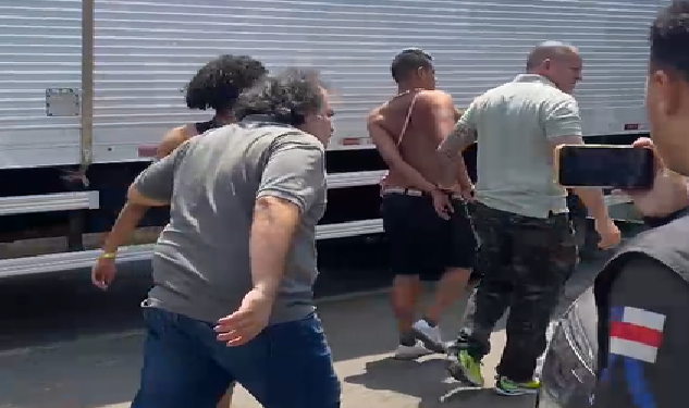 Vídeo: Macharada exagera no ‘love’ dentro de ônibus em Manaus e polícia é chamada