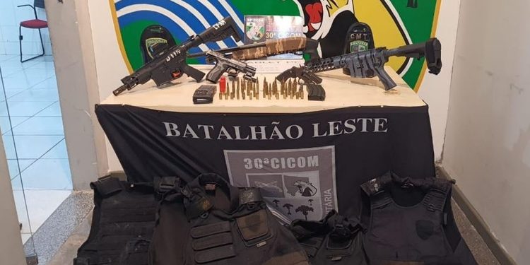 Sexteto de grupo criminoso é preso com arsenal de guerra antes de matarem rivais em Manaus