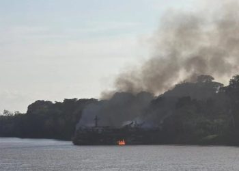 Corpo queimado boiando no interior do Amazonas pode ser mais uma vítima do barco que explodiu