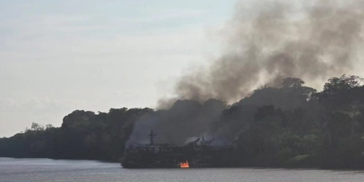 Corpo queimado boiando no interior do Amazonas pode ser mais uma vítima do barco que explodiu