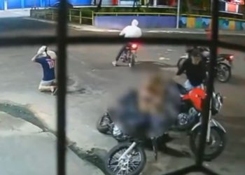 Vídeo: Bandidos humilham vítima e o obrigam a se ajoelhar durante assalto na Compensa