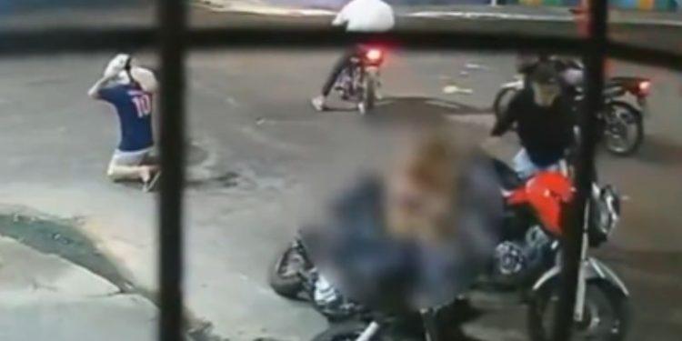 Vídeo: Bandidos humilham vítima e o obrigam a se ajoelhar durante assalto na Compensa