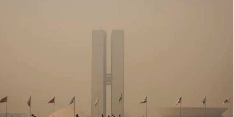 Amazônia e Pantanal são incendiadas, fumaça se espalha pelo DF e em direção ao Sudeste e ao Sul