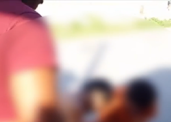 Vídeo mostra família chorando após mulher cr@var f@ca no pescoço do marido; veja