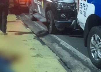 Vídeo: Suposto assaltante dispara tiros contra justiceiro e morre em frente de lanchonete no Parque 10