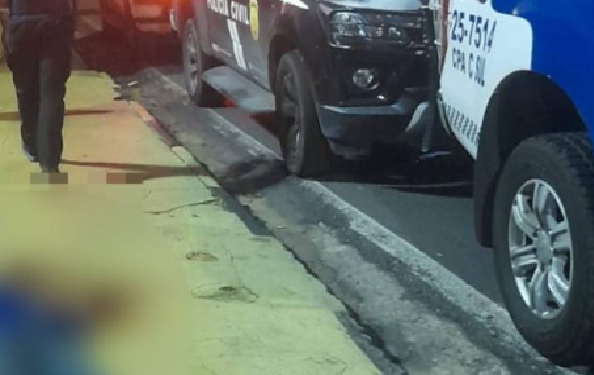 Vídeo: Suposto assaltante dispara tiros contra justiceiro e morre em frente de lanchonete no Parque 10