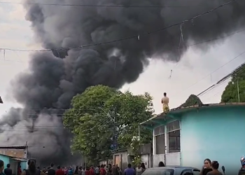 Incêndio de grandes proporções em fábrica de salgadinhos dura mais de 2h em Manaus
