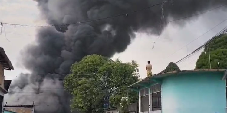 Incêndio de grandes proporções em fábrica de salgadinhos dura mais de 2h em Manaus