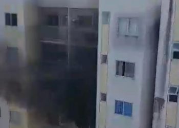 Vídeo: apartamento pega fogo e leva pânico a condomínio de Manaus