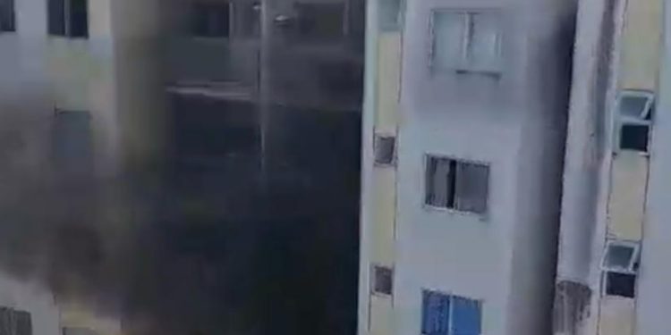 Vídeo: apartamento pega fogo e leva pânico a condomínio de Manaus