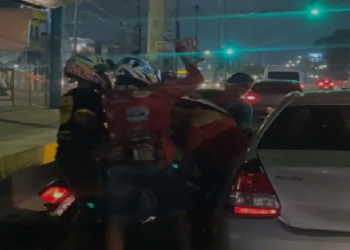 Vídeo mostra selvageria de motoqueiros p1sando em motorista que acabou l1nchado em Manaus; veja
