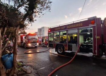 Vídeo: casa pega fogo em Manaus e bombeiros não conseguem salvar residência