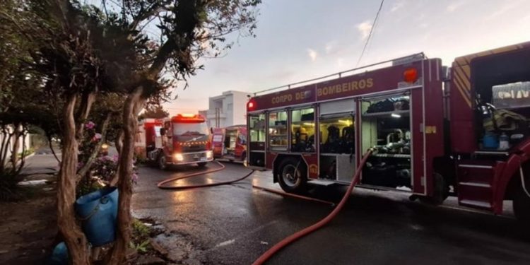 Vídeo: casa pega fogo em Manaus e bombeiros não conseguem salvar residência