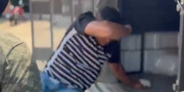 Ciumento que esfaqueou o amigo da ex-namorada em Manaus se entrega e diz que foi legítima defesa