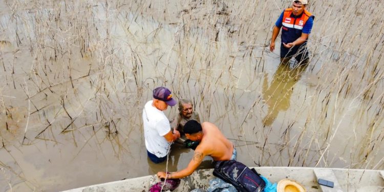 Pescador de 86 anos cai e passa três dias atolado no buraco no Amazonas