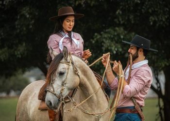 Matteus apresenta cultura gaúcha para Isabelle e se derrete: ‘te amo, minha morena’