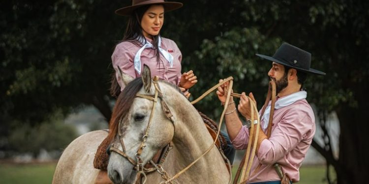Matteus apresenta cultura gaúcha para Isabelle e se derrete: ‘te amo, minha morena’