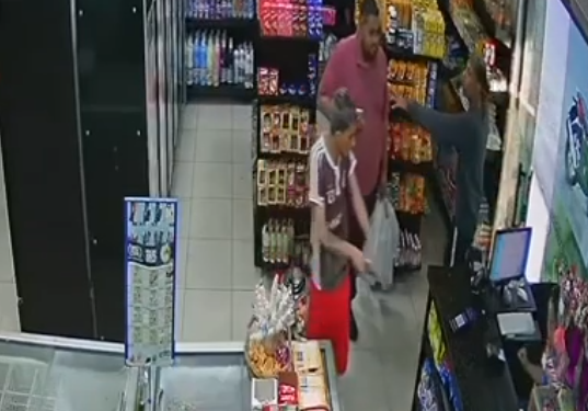 Vídeo mostra trio de bandidos em ação em assalto em panificadora de Manaus; veja