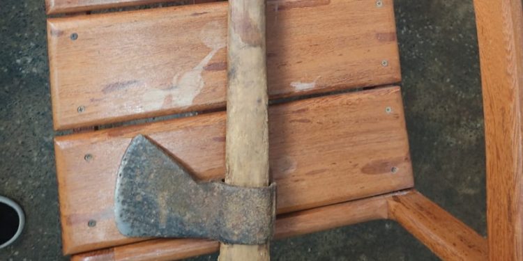 Filho tenta matar o pai com uma machadada na cabeça no Amazonas
