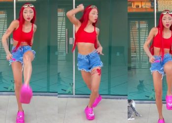 Desesperada, Ruivinha de Marte dobra ginástica para ganhar bund@, coxa e braço