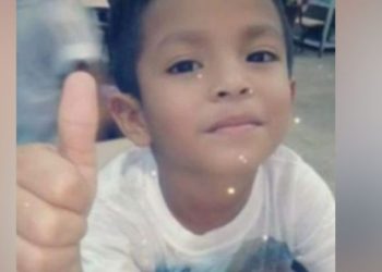 Alunos e pais gritam ‘fora diretor’ após menino de 10 anos ser morto na escola em Manaus