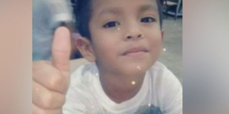 Alunos e pais gritam ‘fora diretor’ após menino de 10 anos ser morto na escola em Manaus