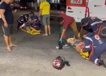 Mulheres em moto ficam feridas após baterem em carro que vinha na contramão em Manaus