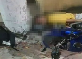 Imagem forte mostra motoqueiro morto depois de bater no poste em Manaus
