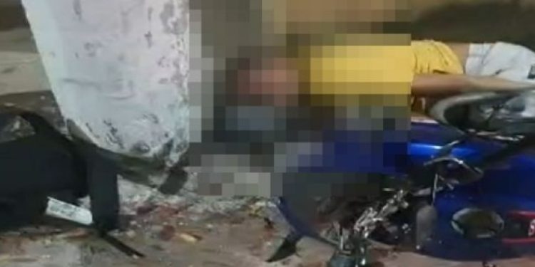Imagem forte mostra motoqueiro morto depois de bater no poste em Manaus