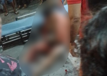 Vídeo mostra jovem quase morrendo com 7 facadas ao defender a amiga do ex-namorado em Manaus; veja